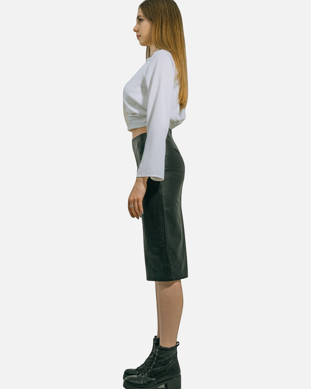 HİLDA DERİ Clara siyah hakiki kuzu derisi kalem etek giyen modelin yandan görünümü.