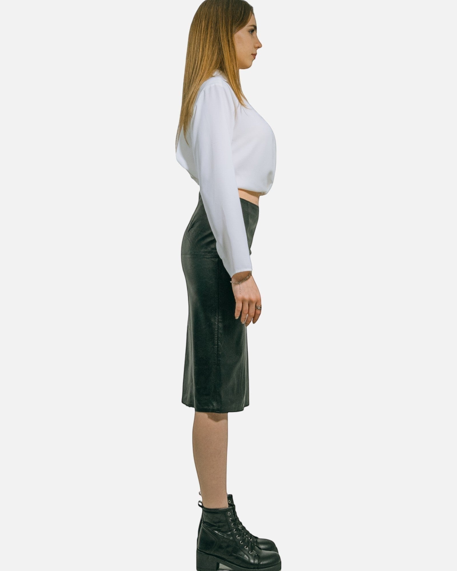 HİLDA DERİ siyah hakiki kuzu derisi kalem etek giyen model, yandan görünüm.