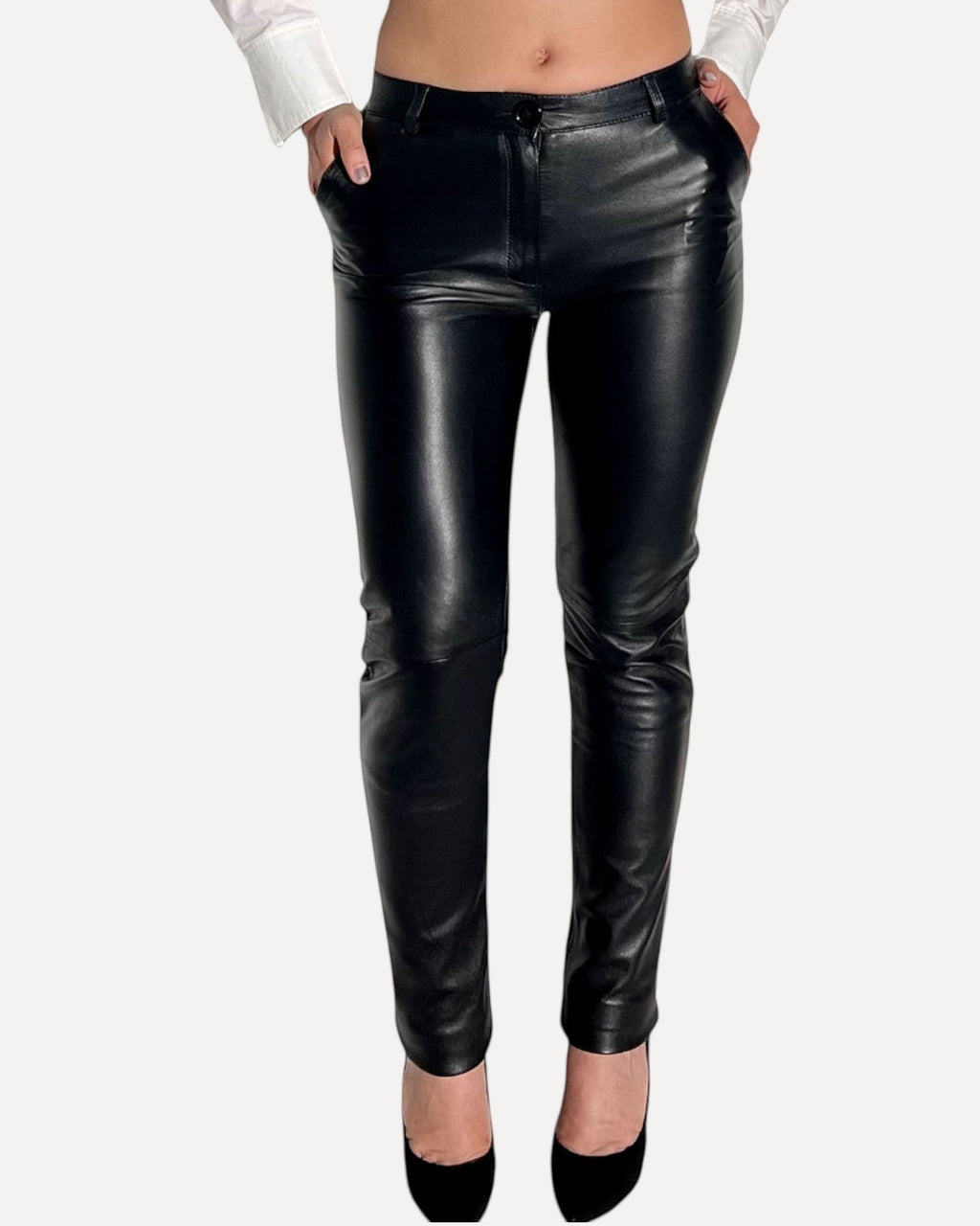 HİLDA DERİ siyah hakiki kuzu derisi, cepli, kemerli, slim fit kesim kadın pantolon modeli