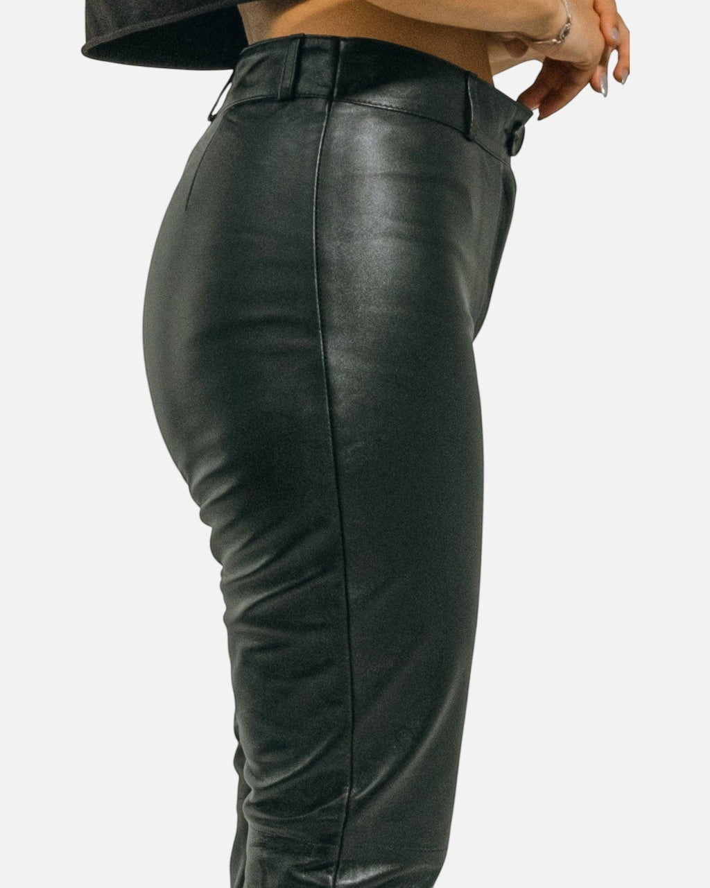 HİLDA DERİ Adel model siyah hakiki kuzu derisi, kemerli, cepsiz, fit kesim kadın pantolonu